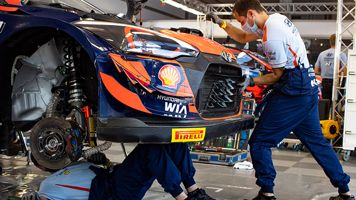수리 중인 WRC