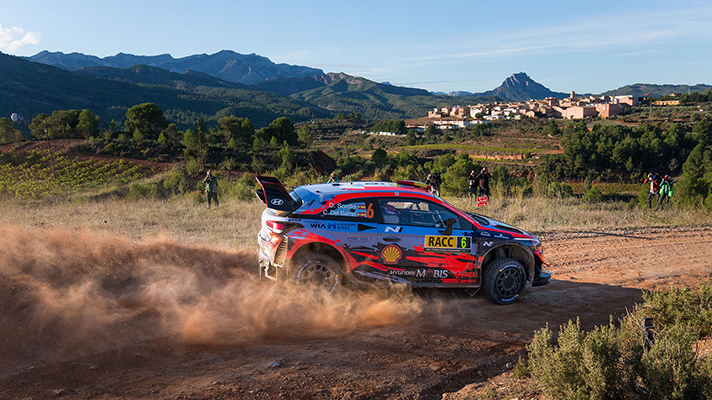 비포장도로를 달리는 WRC 측면