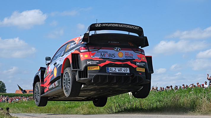 점프하는 i20 WRC 후측면