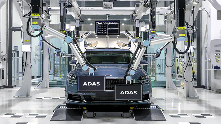 ADAS 품질 검사를 진행중인 차량