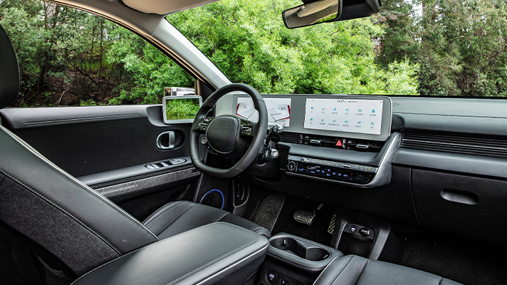 운전석이 포커스된 현대자동차 아이오닉 5 인테리어