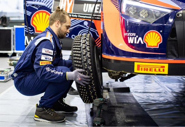 i20 WRC 랠리카에 스터드 타이어를 장착하는 모습