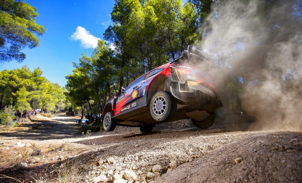 i20 WRC 랠리카의 역동적인 주행 모습
