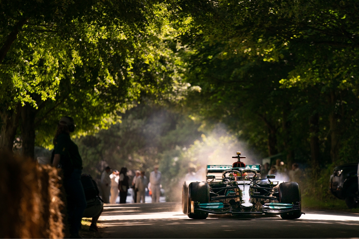 힐클라임 코스를 주행하는 F1 머신의 모습
