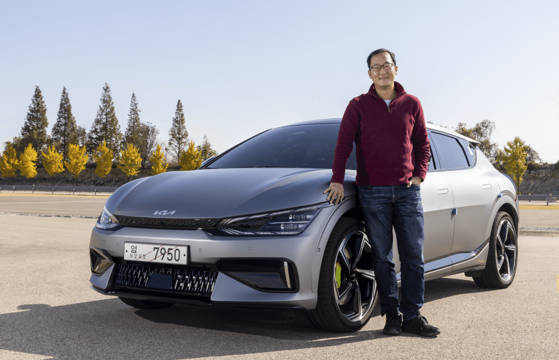 Senior researcher Sang-gyun Kim, who participated in the development of the EV6 GT, is leaning against the car
