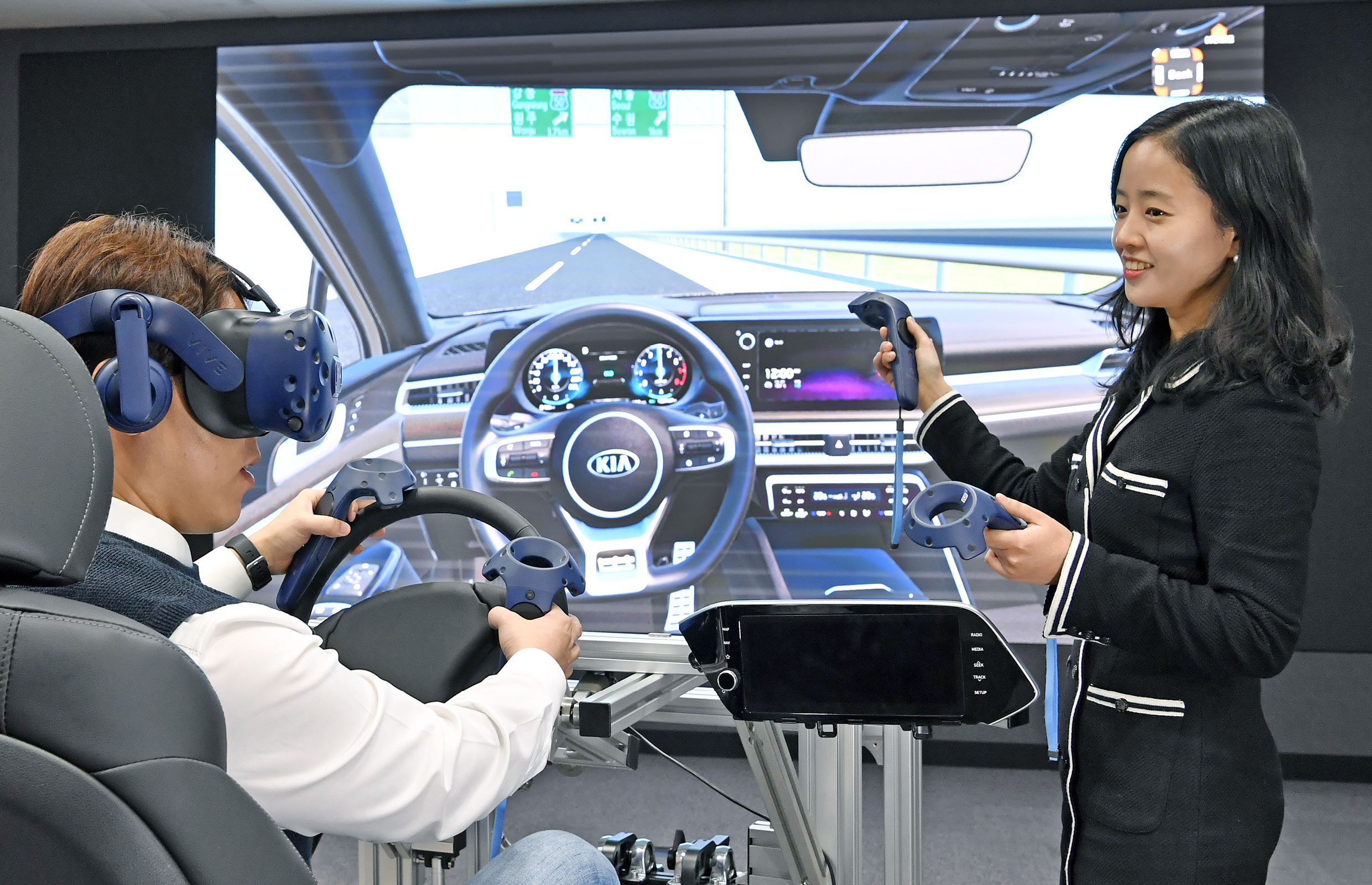 Researchers at Hyundai Motor Group are wearing VR equipment and checking the interior design of the vehicle
