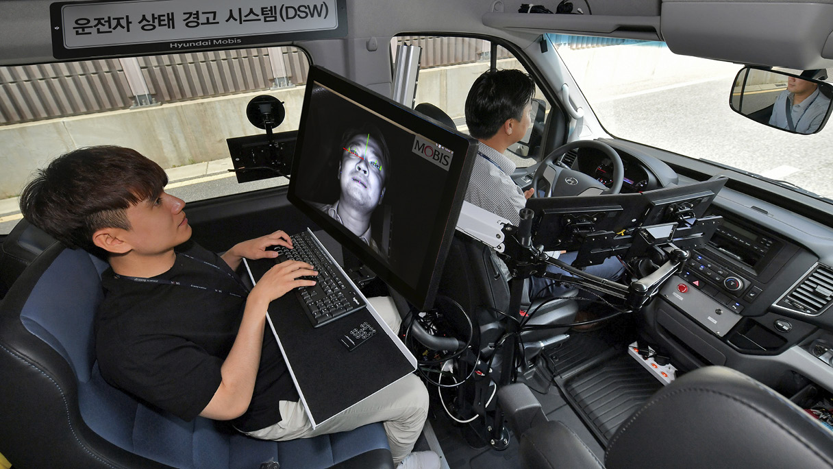 운전자 상태 경고 시스템을 작동하고 인식되는 얼굴을 확인하고 있는 모습