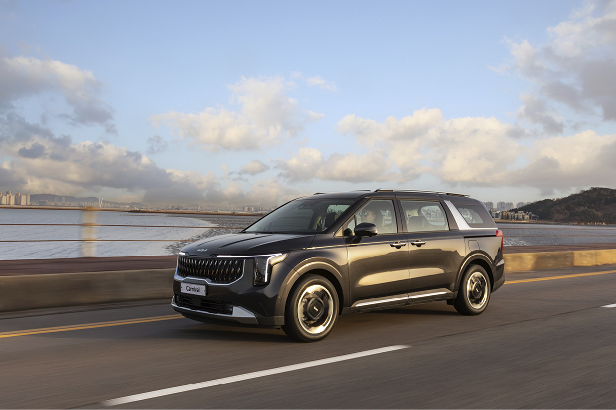 Kia the new carnival hybrid in motion