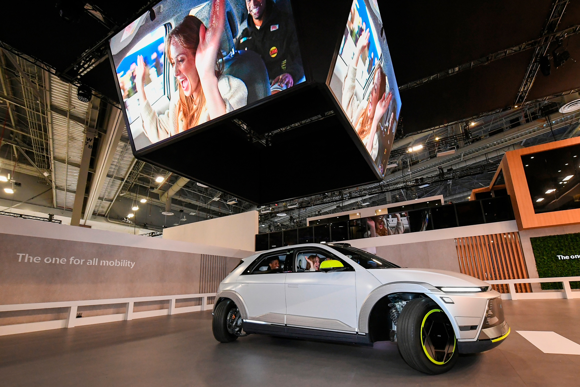 CES 2024 현장에서 e-코너 시스템을 탑재한 모비온이 움직이는 모습