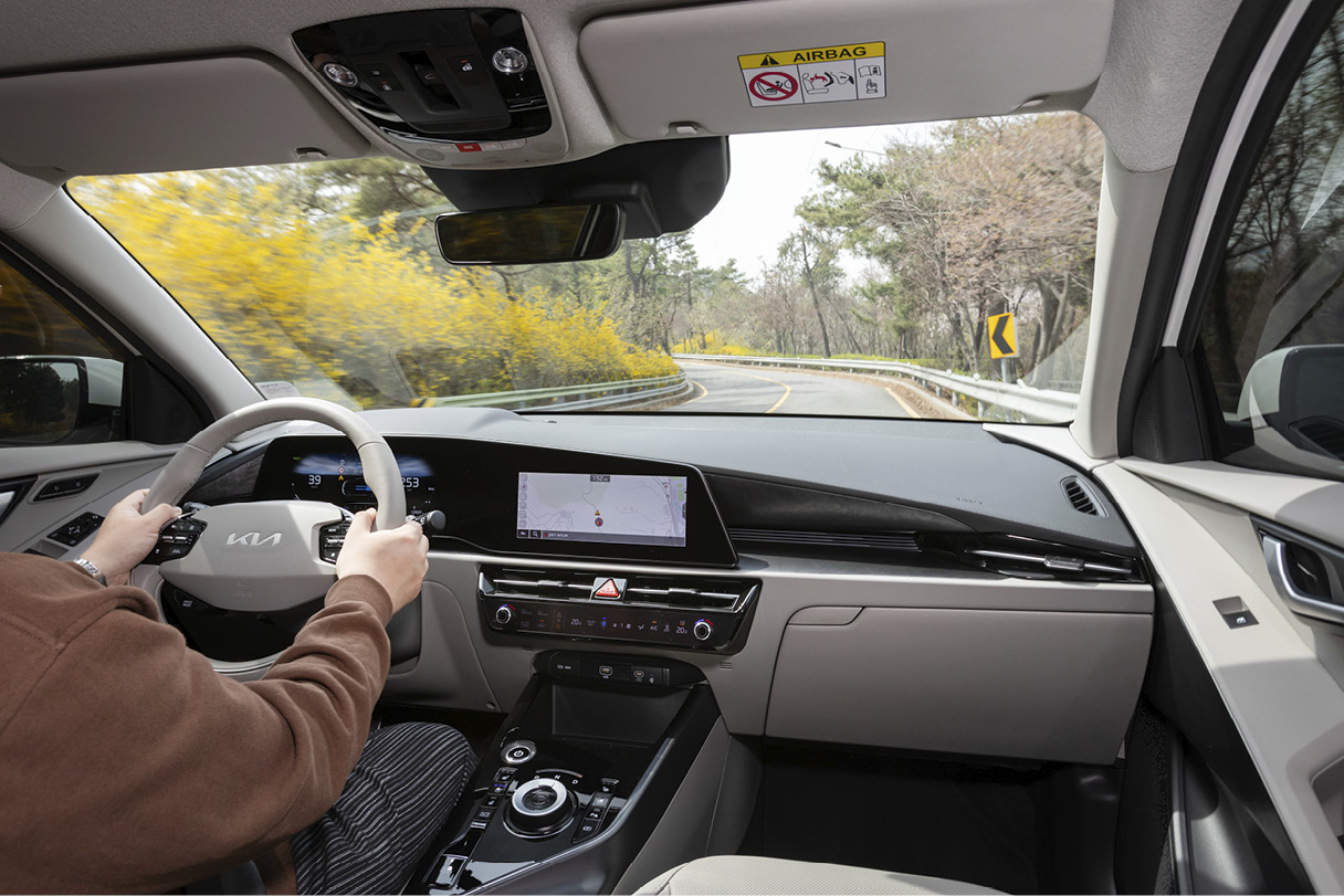 Niro EV's Indoor Running on Forsythia-Pinned Bukak Skyway