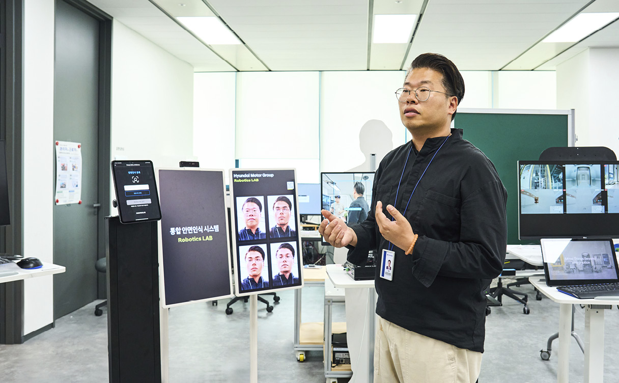 안면 인식 시스템 기술을 설명 중인 연구원