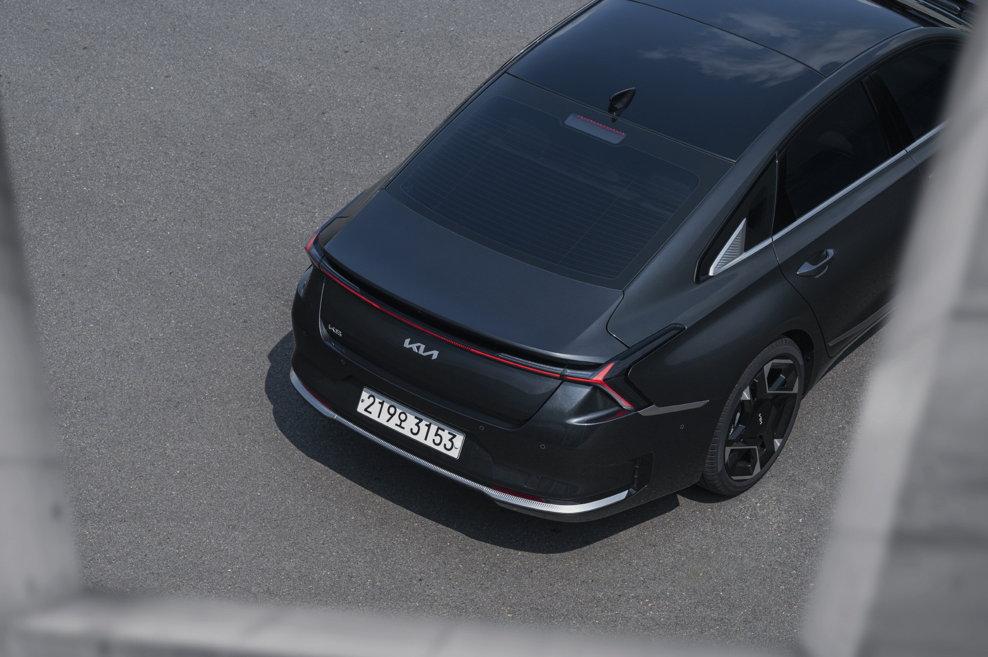 A statement of class and sophistication. Meet the KiaK8.