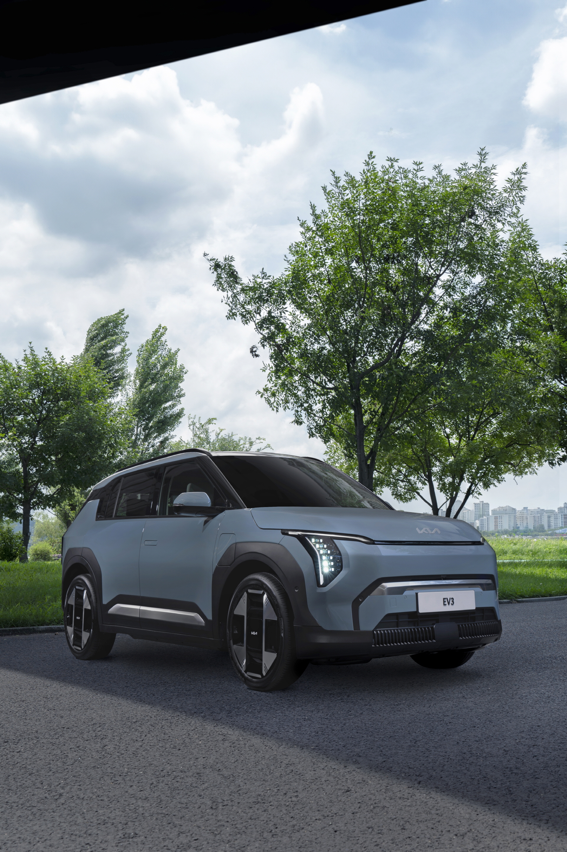 Nothing beats the refreshing scent amidst the nature in #KiaEV3.