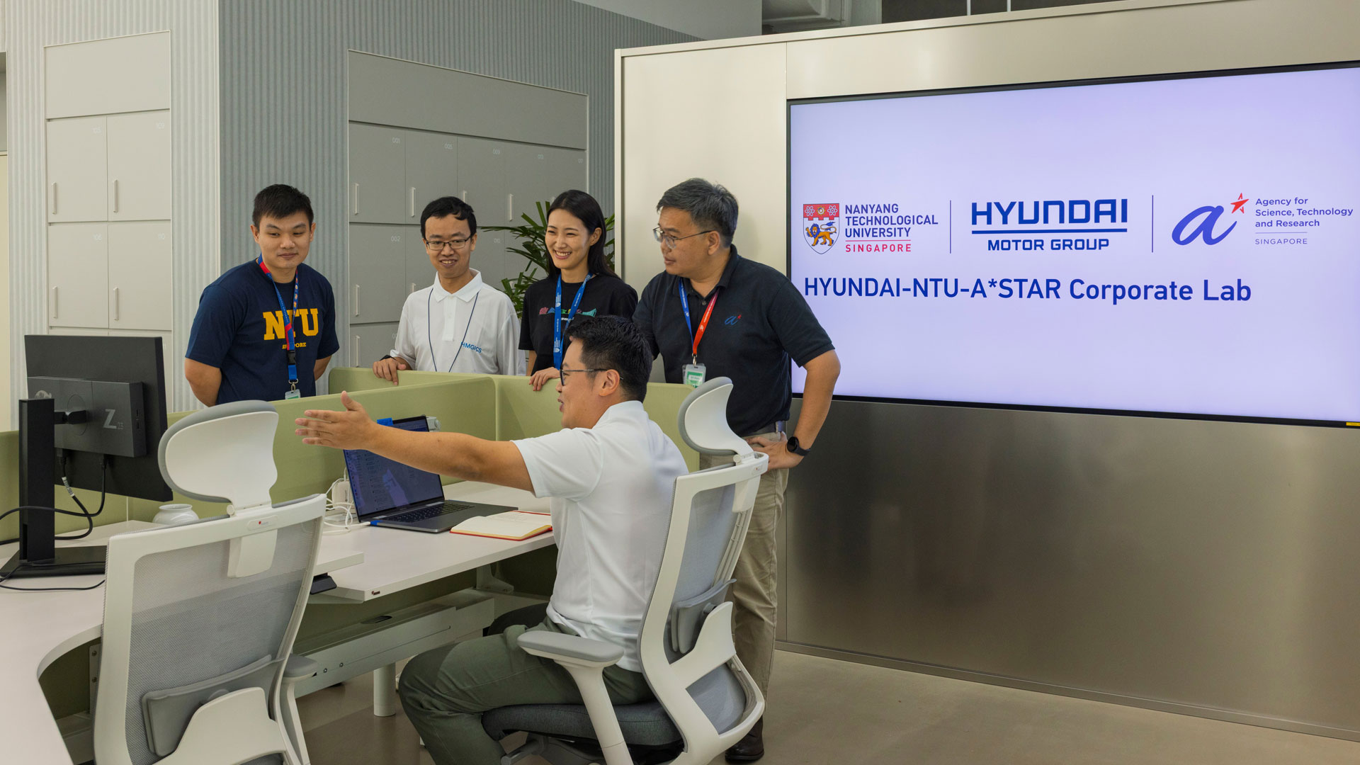 ‘현대자동차그룹-NTU-A*STAR 기업 연구소(Hyundai-NTU-A*STAR Corporate Lab)’에서 연구원들이 회의하는 모습