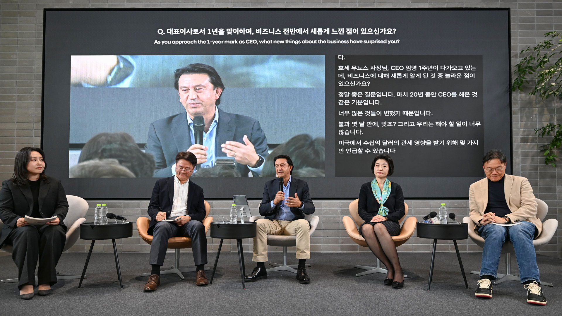 (왼쪽 두 번째부터) 글로벌사업관리본부 이영호 부사장, 호세 무뇨스 사장, HR본부 김혜인 부사장, 전동화에너지솔루션담당 김창환 부사장