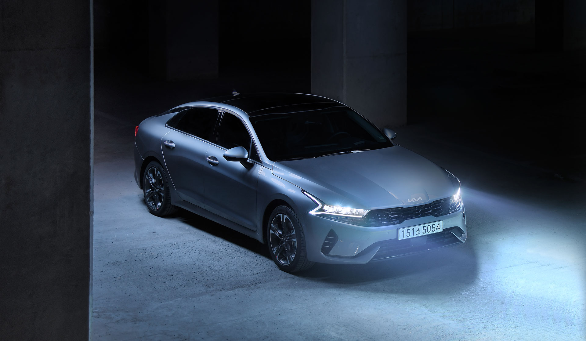 Marvel at the sleek and refined design of the Kia K5 hybrid (1)