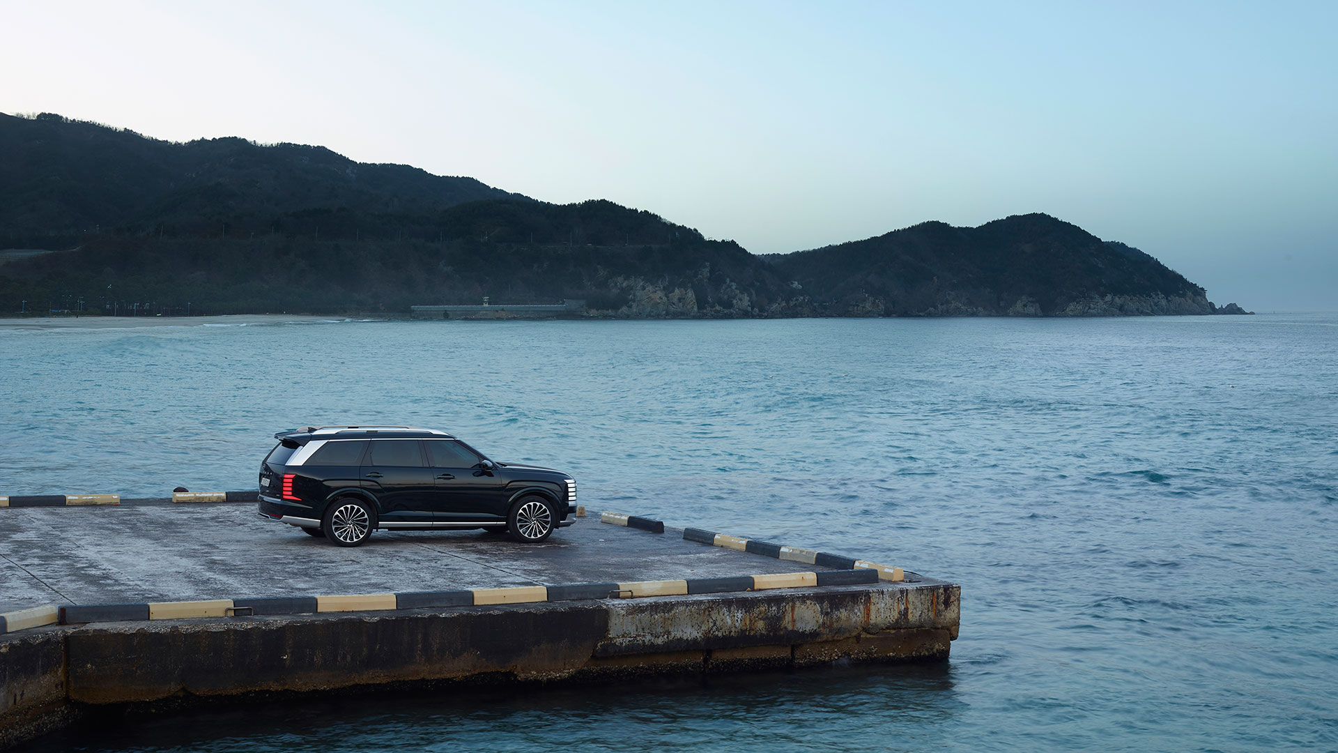The all-new PALISADE Hybrid brings a calm and balanced journey that earned it the 2026 North American Utility Vehicle of the Year title (3)
