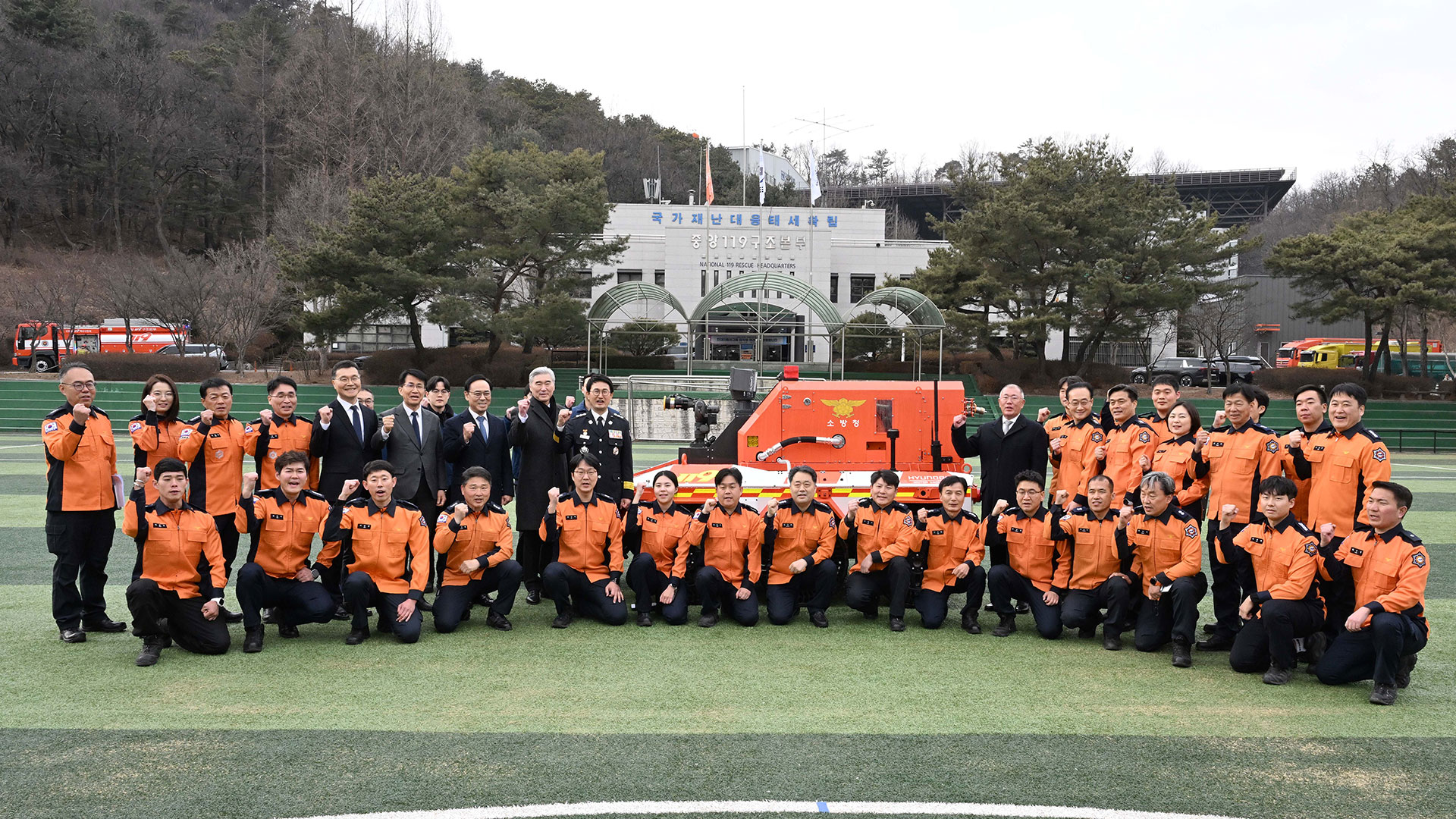 (두번째 줄 왼쪽 여덟번째부터) 현대차그룹 성 김 사장, 소방청 김승룡 소방청장 직무대행, 현대차그룹 정의선 회장을 비롯한 주요 참석자들이 소방관들과 함께 기념 촬영을 하고 있는 모습-2