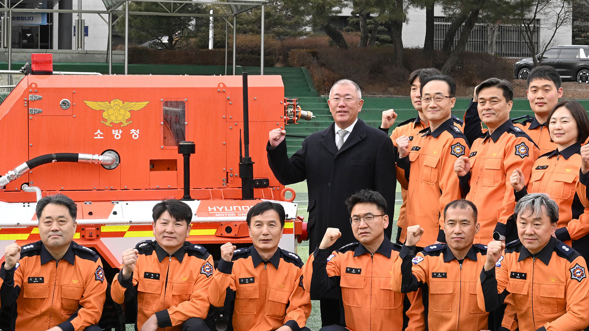 (두번째 줄 왼쪽 첫번째) 현대차그룹 정의선 회장이 기증 행사에 참석한 소방관들과 기념 촬영을 하고 있는 모습