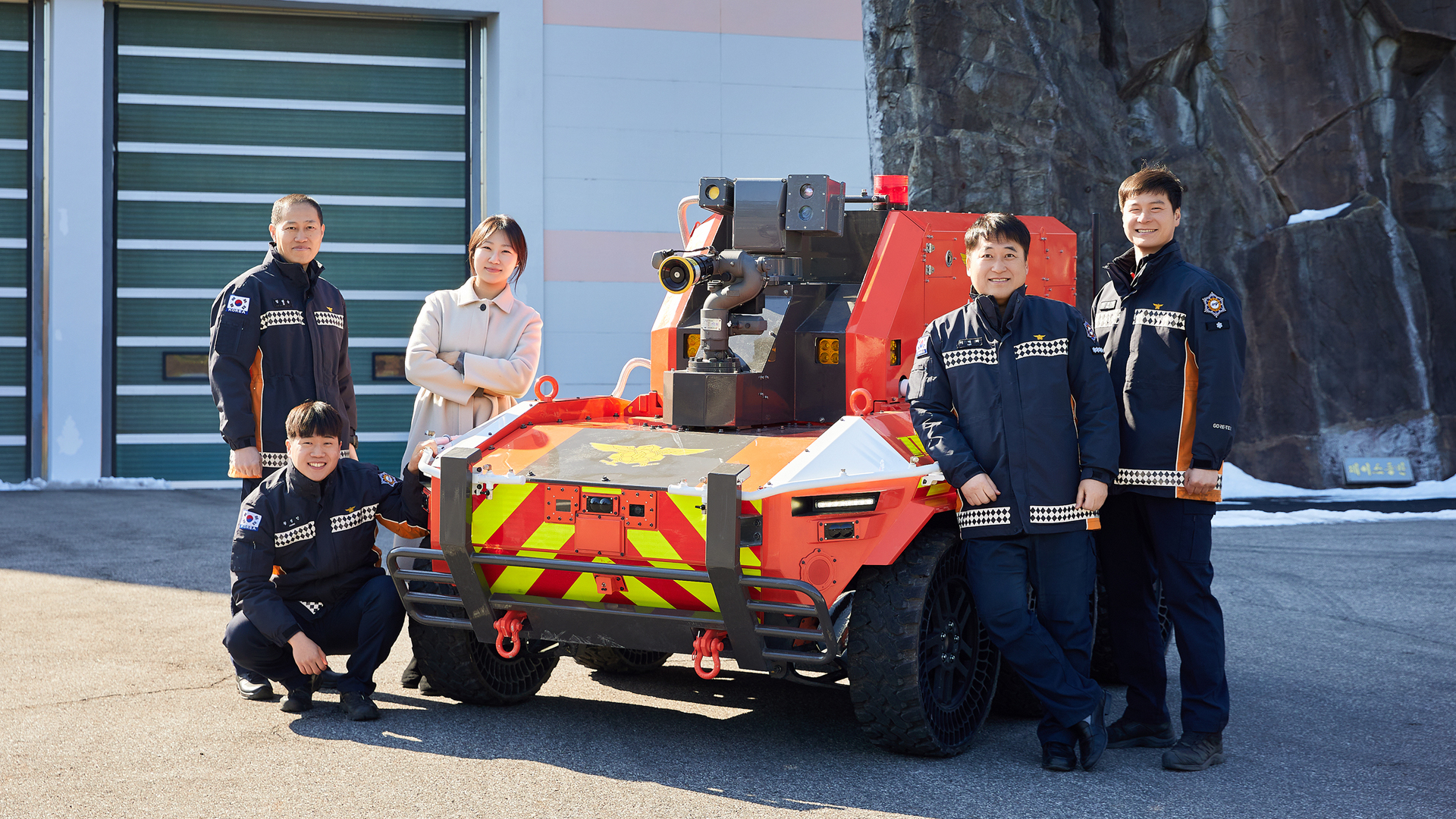 Soomin Kim, Senior Manager of the Hyundai Motor Group CSR Team, and firefighters from the Capital Region 119 Special Rescue Team