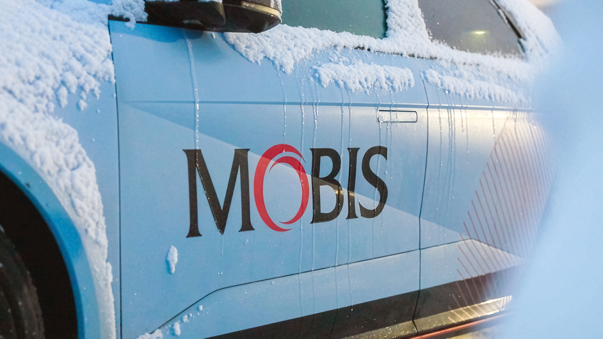 차량 외관에 부착된 ‘MOBIS’ 로고 클로즈업 이미지