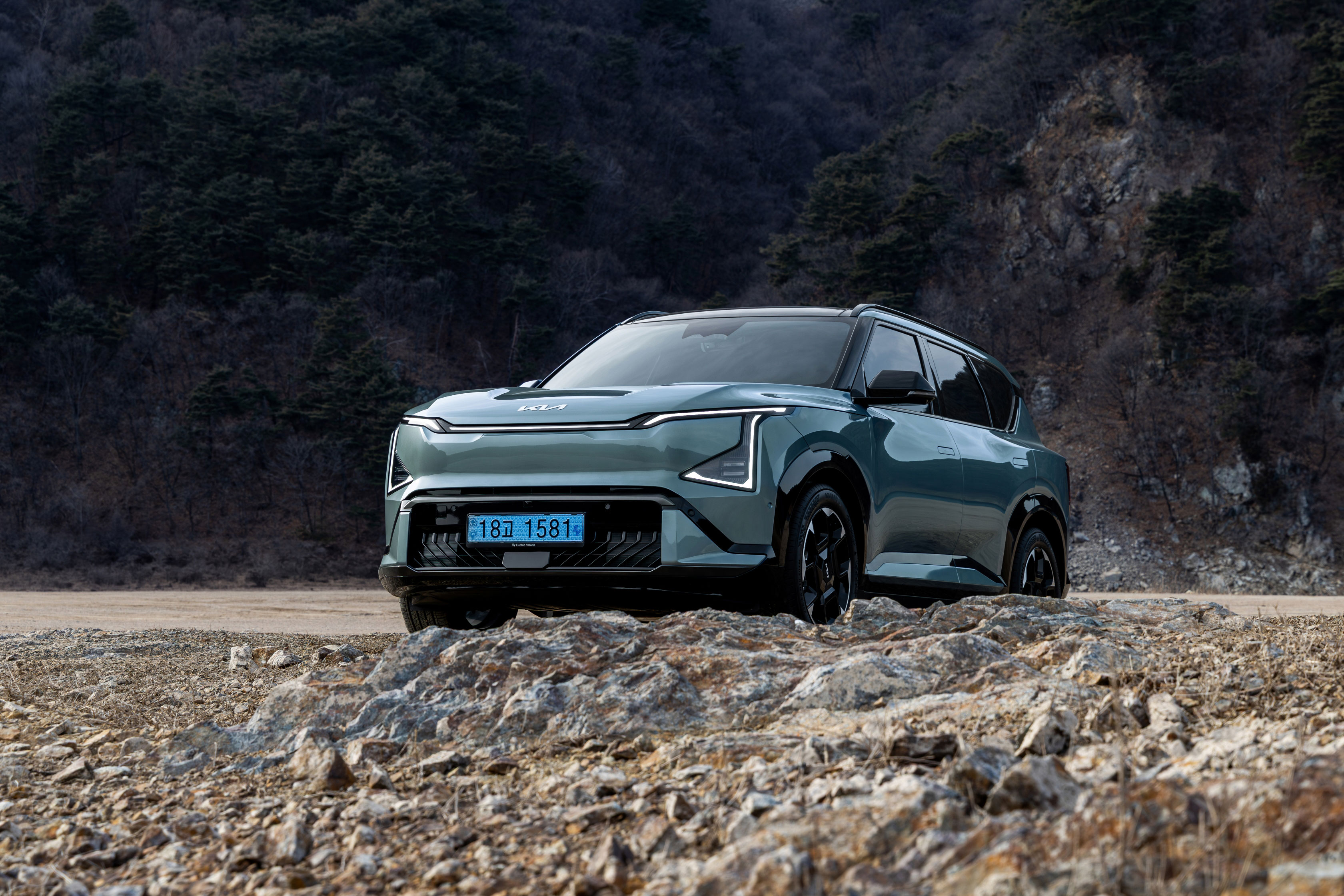 오프로드 위 기아 EV5 GT-Line 차량의 전측면