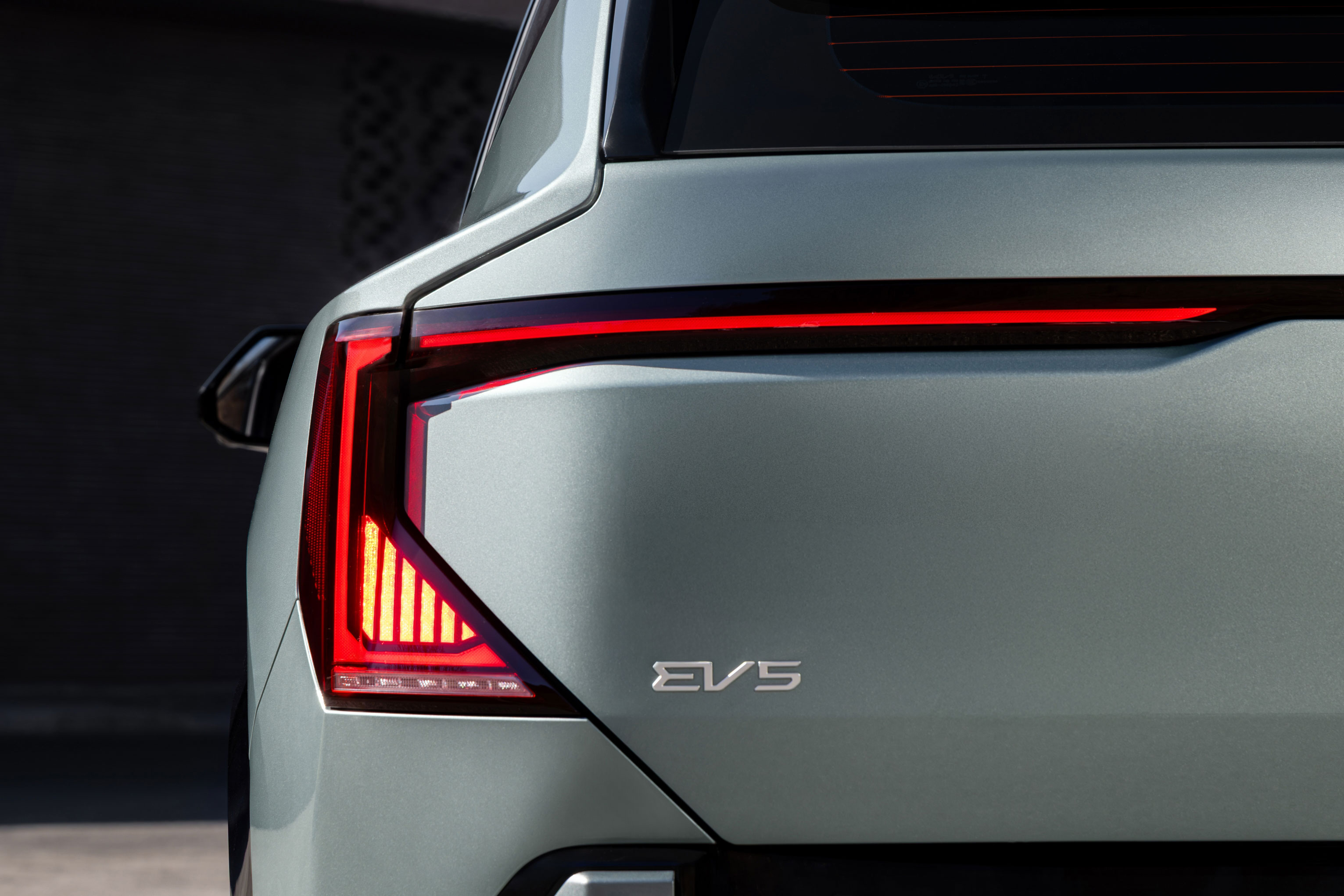 기아 EV5 GT-Line 차량의 후면 테일램프