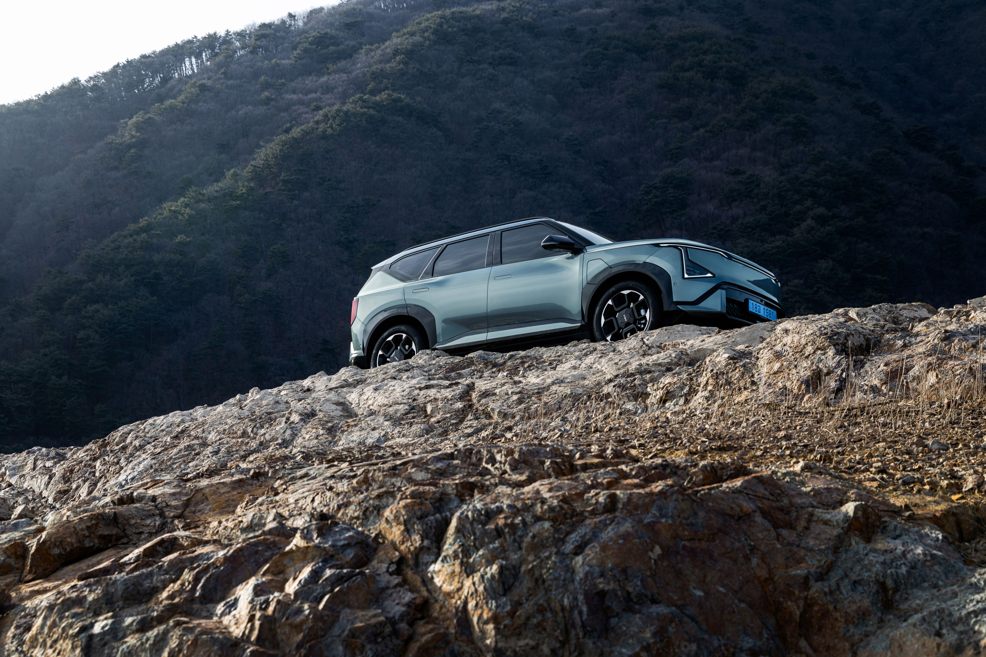 Set against rugged terrain, the Kia EV5 GT-Line stands out with distinctive details and proportions (1)