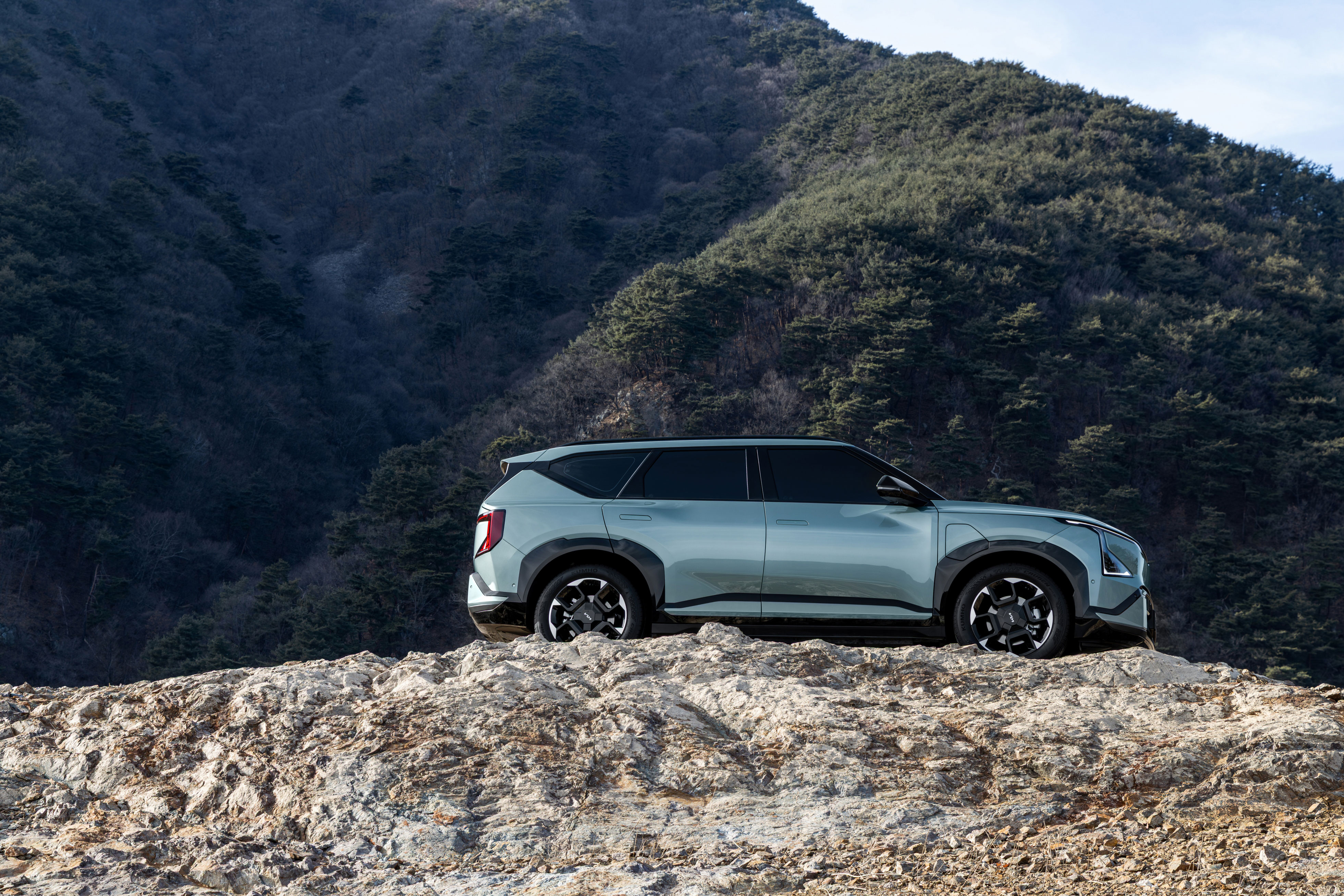 Set against rugged terrain, the Kia EV5 GT-Line stands out with distinctive details and proportions (4)
