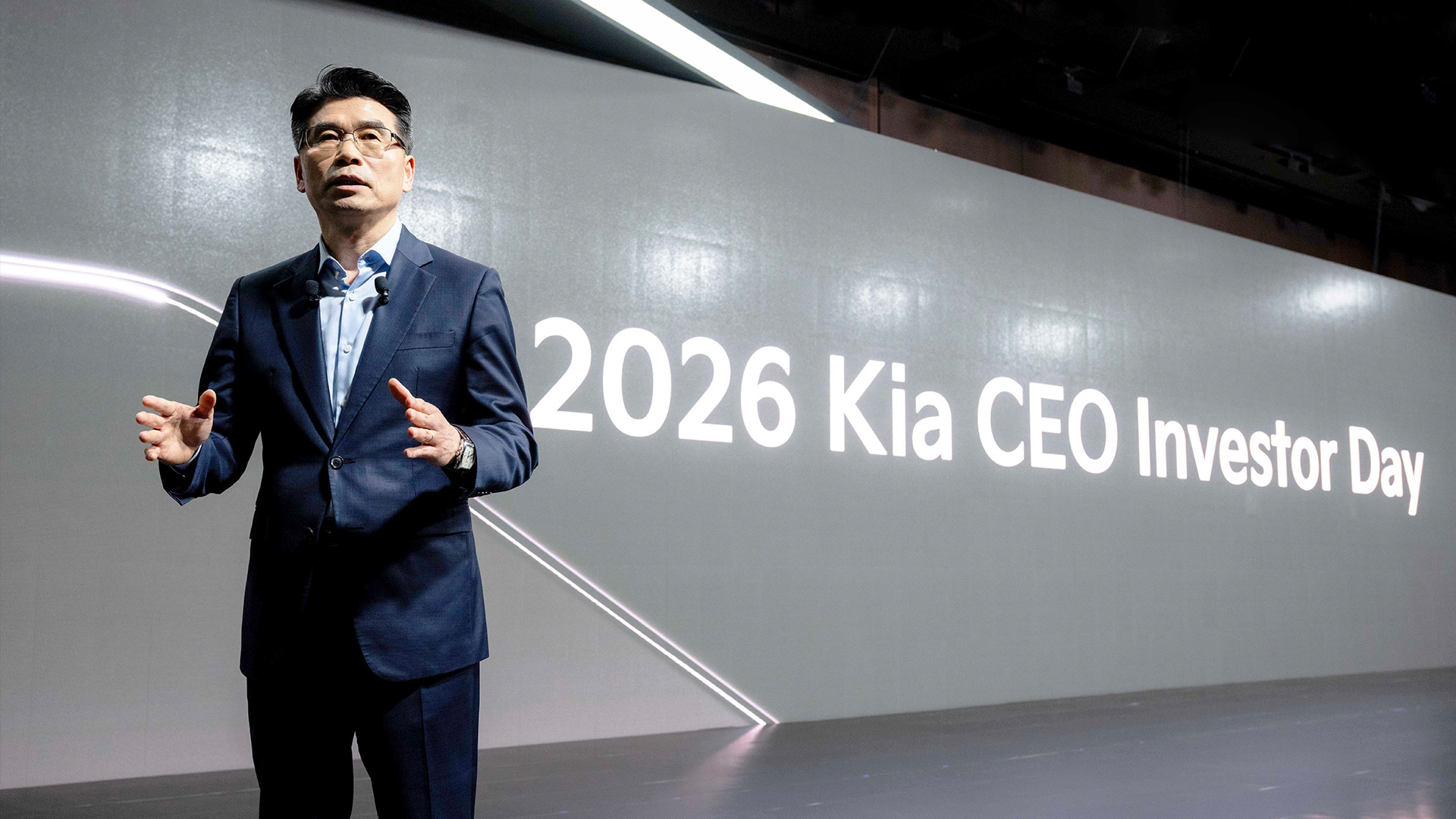 기아 송호성 사장이 ‘2026 CEO 인베스터 데이(CEO Investor Day)’에서 기아의 중장기 사업 전략 등에 대해 설명하고 있다.