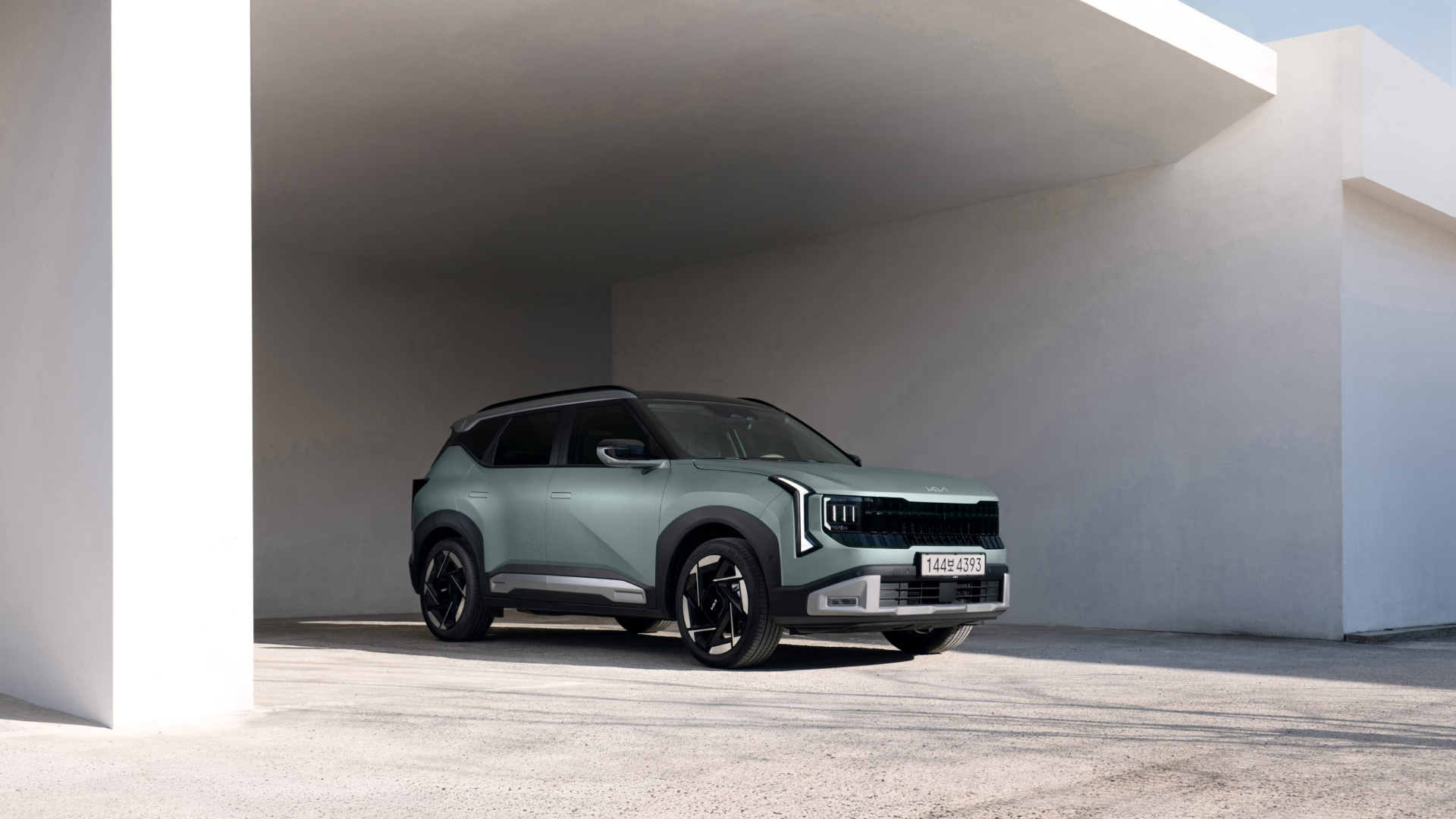 The side profile of a parked The All-New Seltos