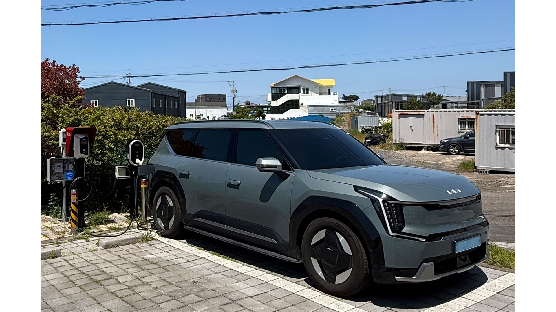 현대차그룹의 제주도 V2G 실증 시범서비스 참여 고객의 제주시 논세길 소재 자택에 설치된 양방향 충전기를 기아 EV9이 이용하는 모습-1