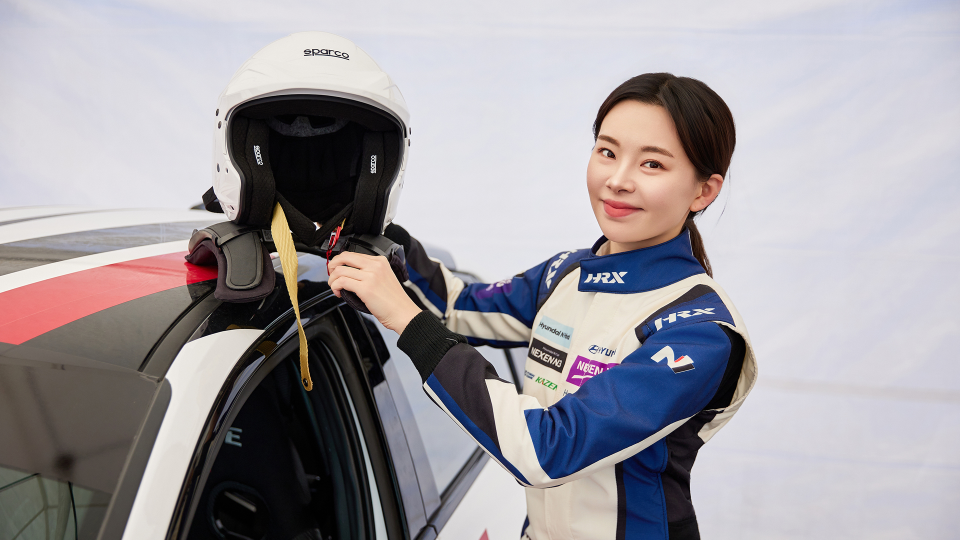 차량 앞에 있는 홍시카 선수 모습