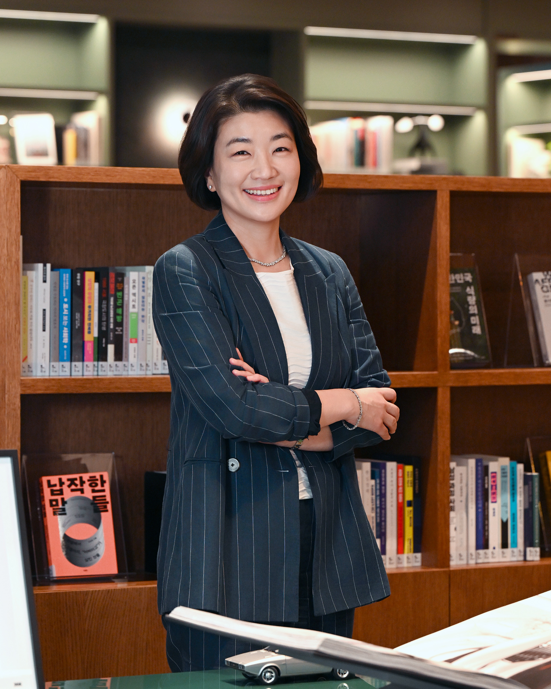 서재 공간에서 인터뷰 중인 김혜인 현대차그룹 인사실장