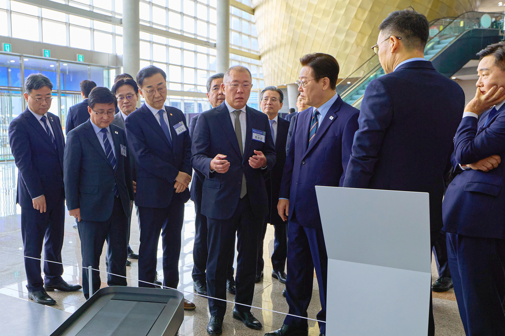 현대차그룹 정의선 회장이 이재명 대통령과 만나 새만금 투자 프로젝트에 관한 논의를 하고 있는 모습