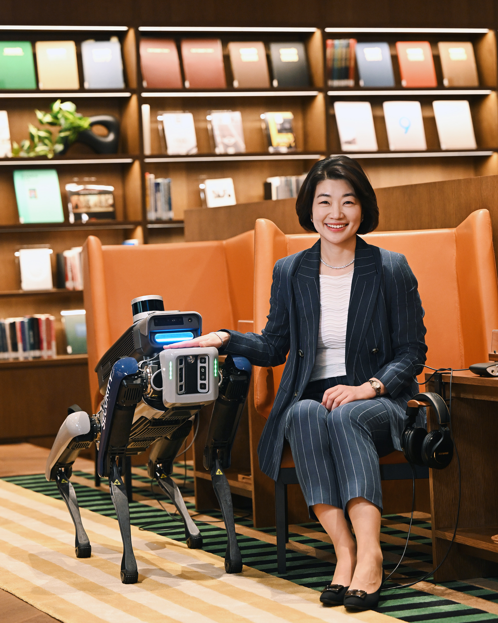 서가와 소파가 있는 공간에서 인터뷰 중인 김혜인 인사실장 모습