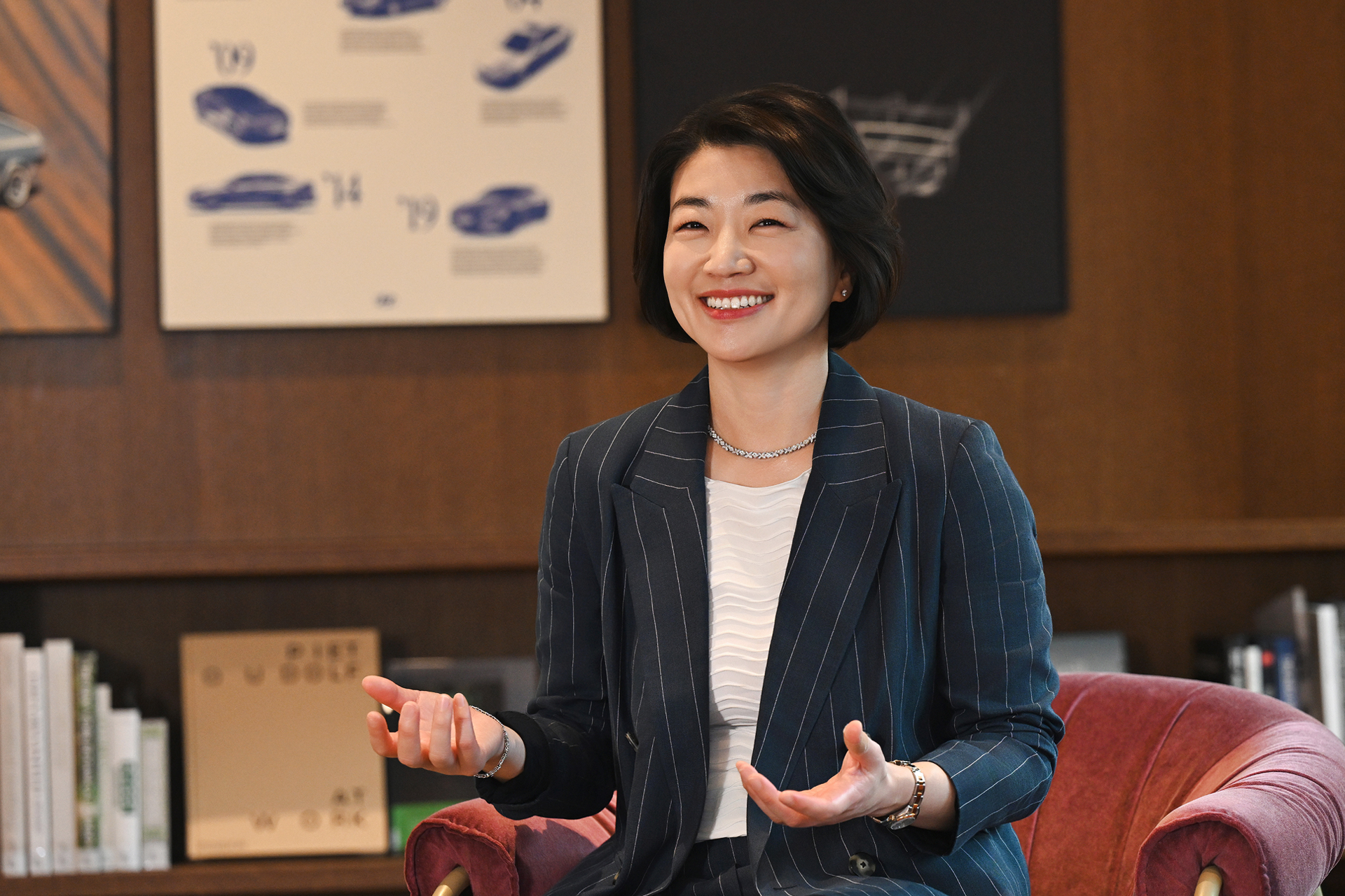 소파에 앉아 인터뷰를 하고 있는 김혜인 인사실장 모습