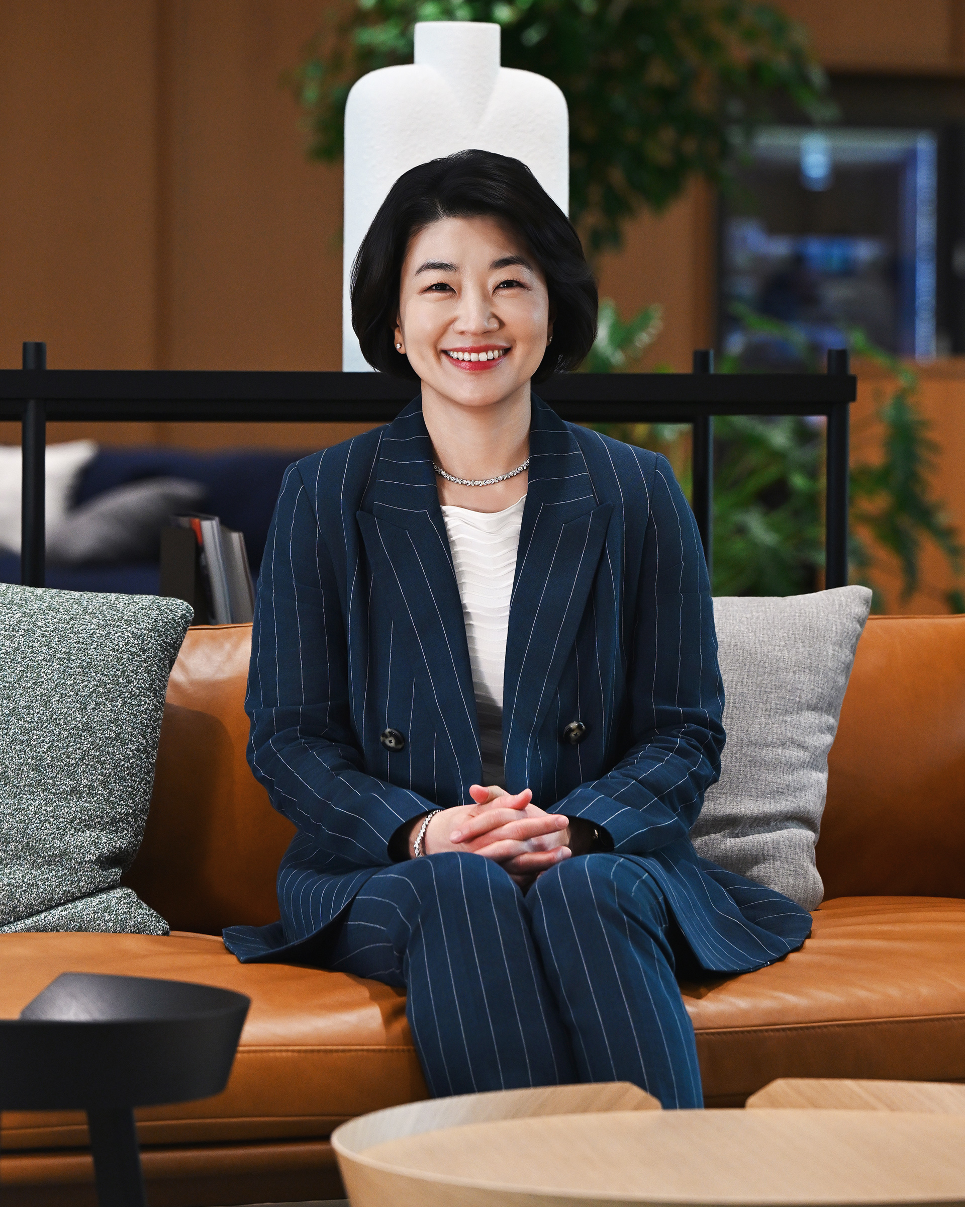 소파에 앉아있는 김혜인 인사실장 모습
