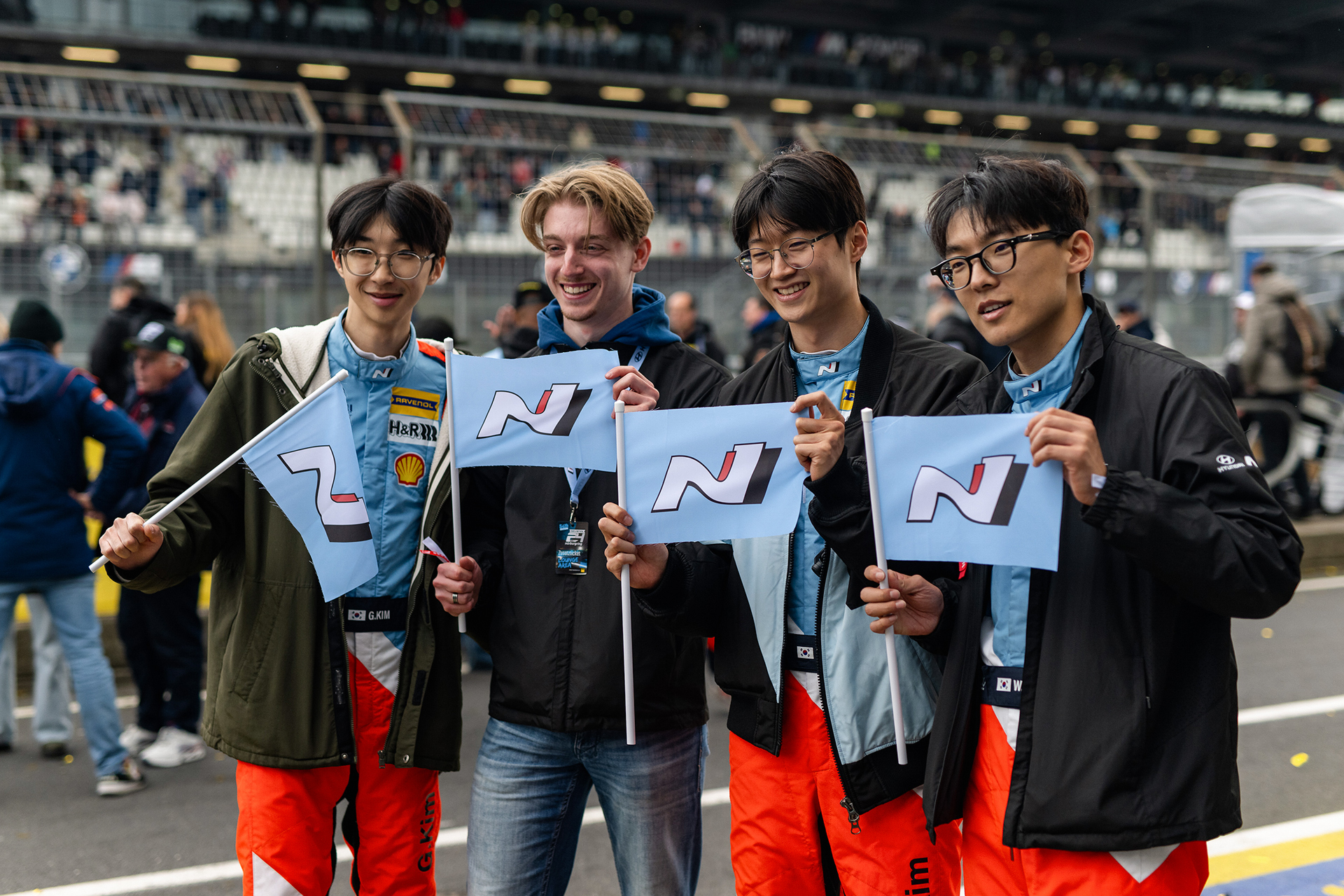 단체 기념사진을 촬영하는 드라이버(김규민, 김영찬, 신우진, CJ 세풀베다)