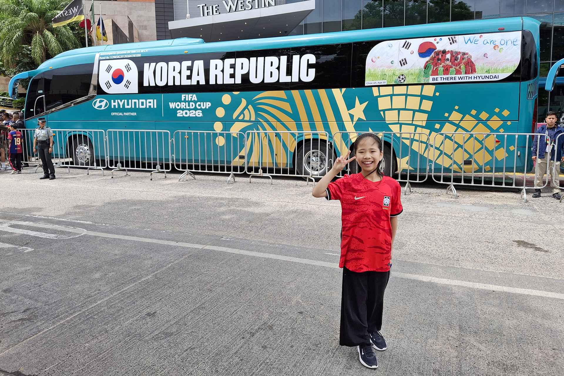 축구 대표팀 응원 그림이 붙어있는 버스 앞에서 찍은 공모전 당선자 (한국)
