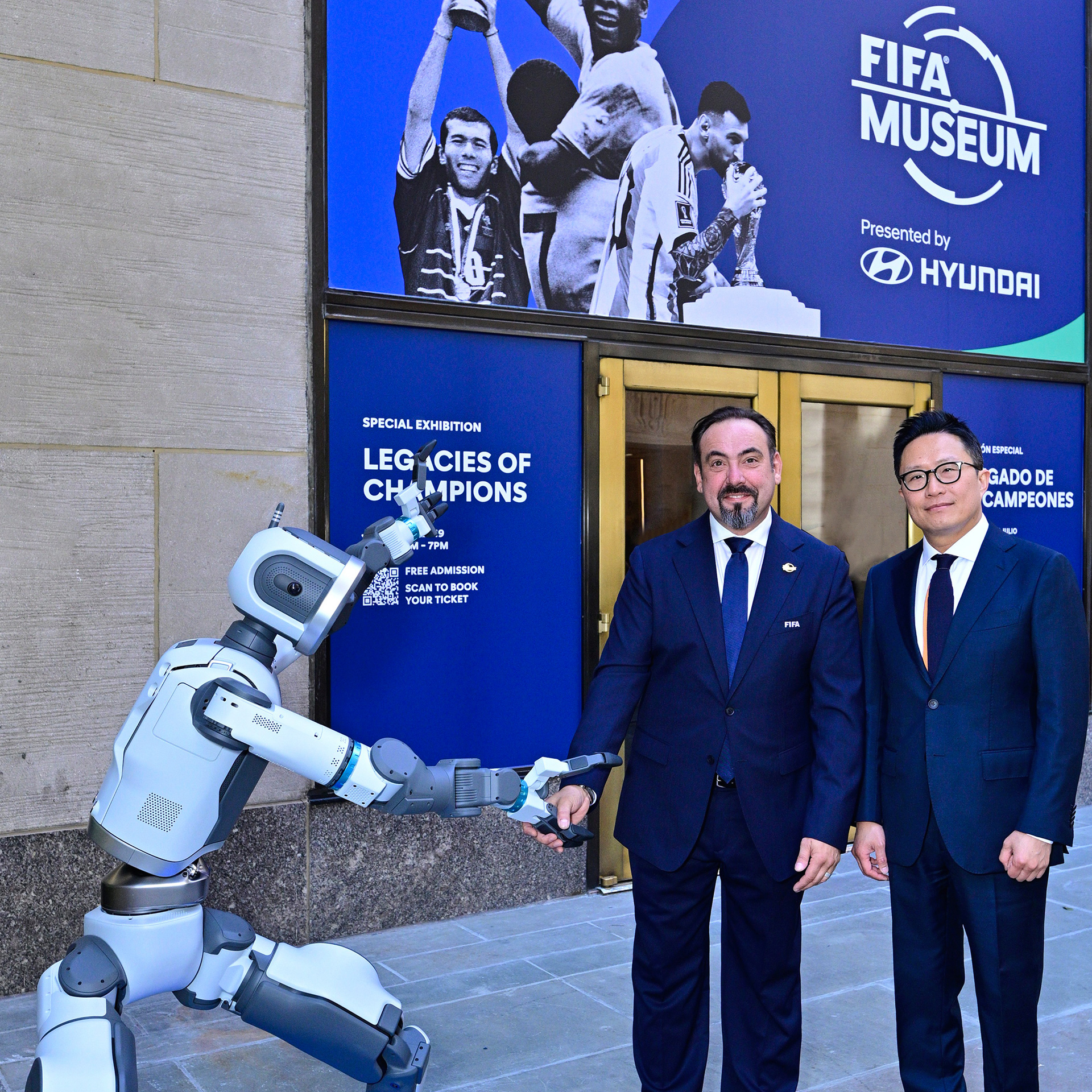 FIFA 뮤지엄 전시장 앞에서 아틀라스와 함께 사진을 찍고 있는 사람의 모습