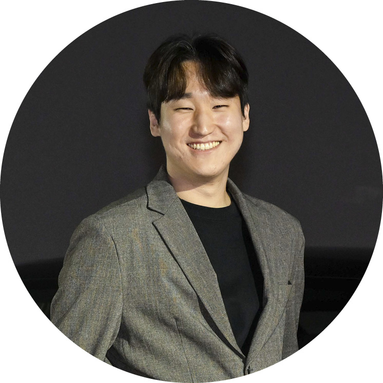 더 뉴 그랜저 앞에서 포즈를 취한 연구원