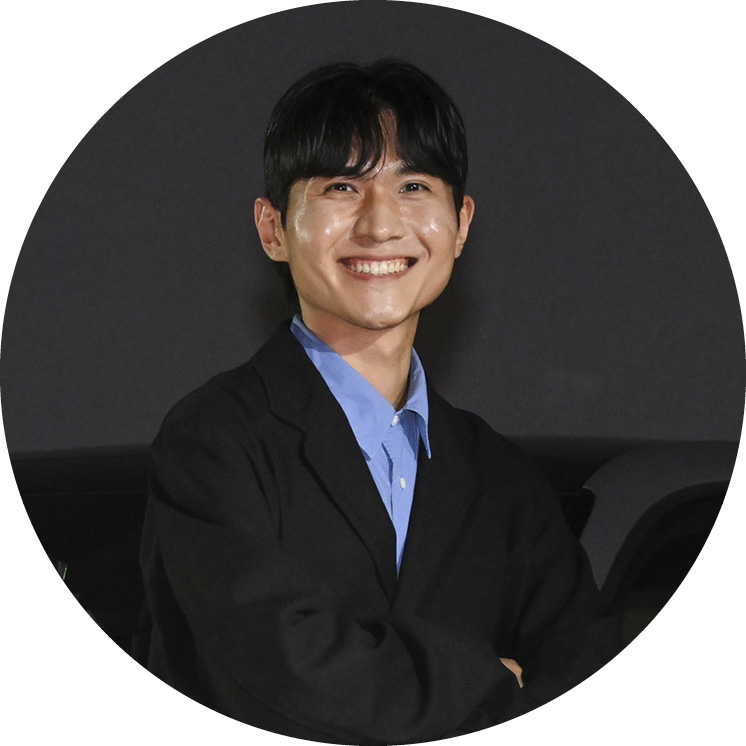 더 뉴 그랜저 앞에서 포즈를 취한 연구원