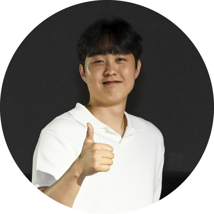더 뉴 그랜저 앞에서 포즈를 취한 연구원