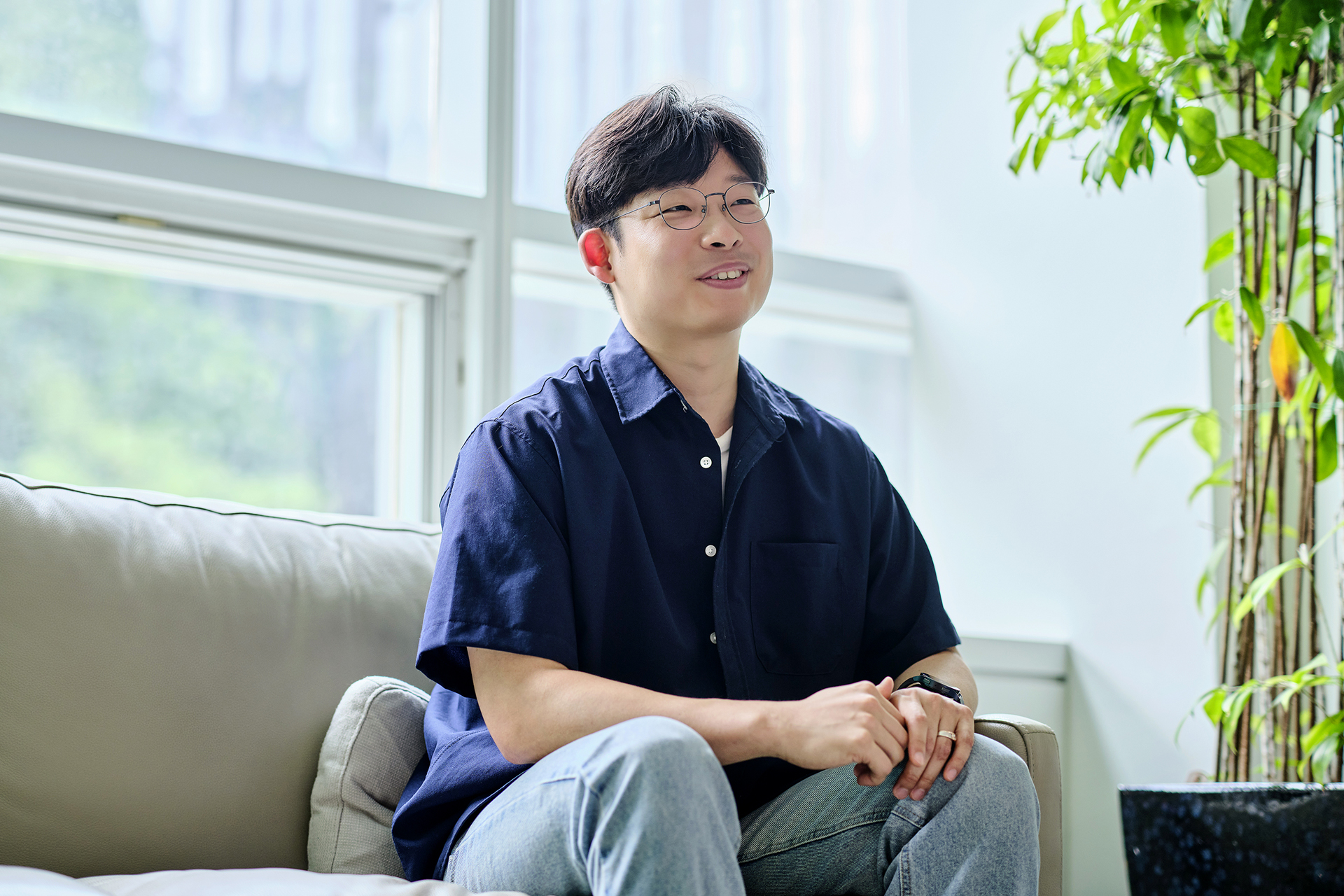 소파에 앉아서 얘기하는 현대엔지비 윤진철 파트장