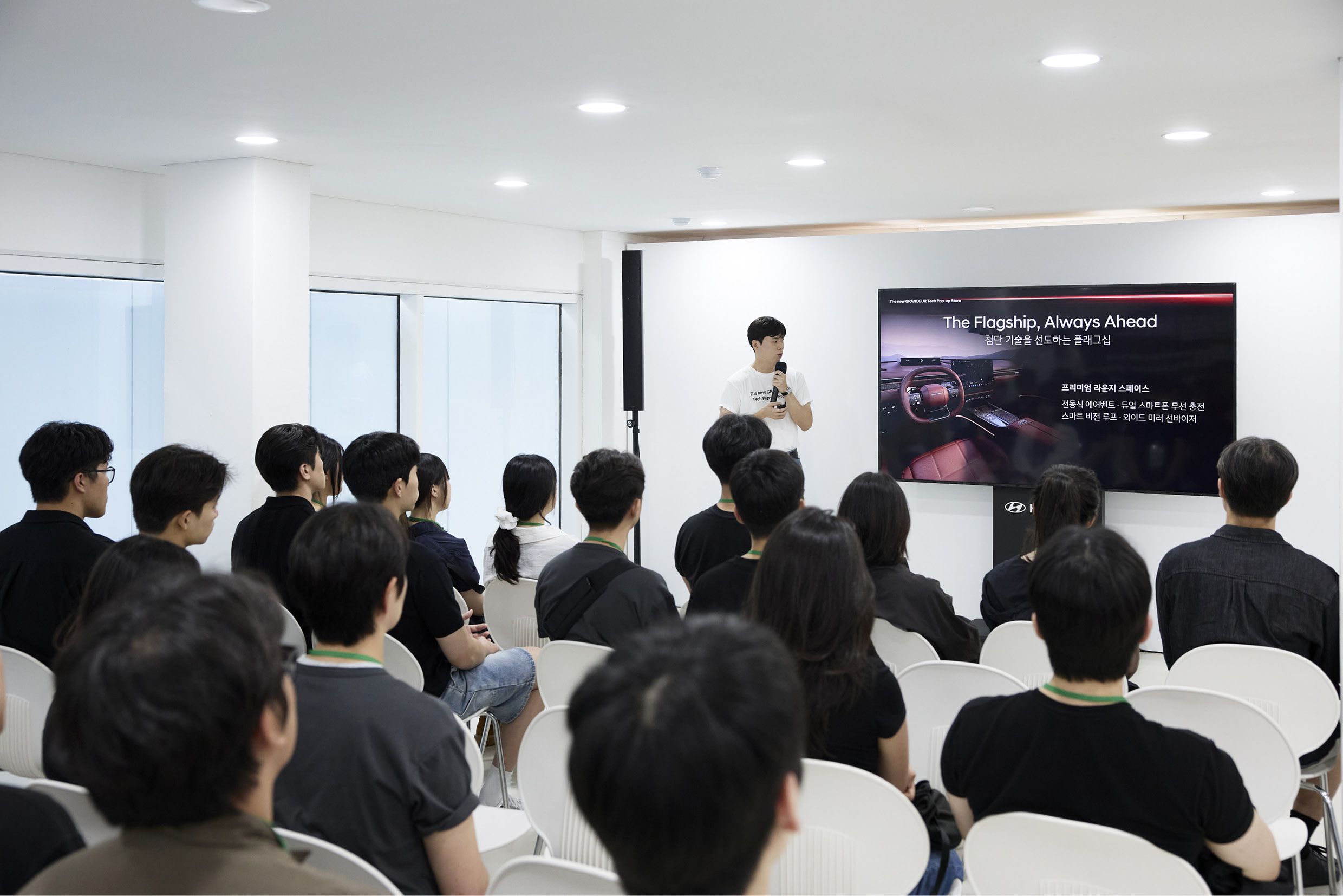더 뉴 그랜저의 개발 콘셉트를 설명하는 연구원의 모습