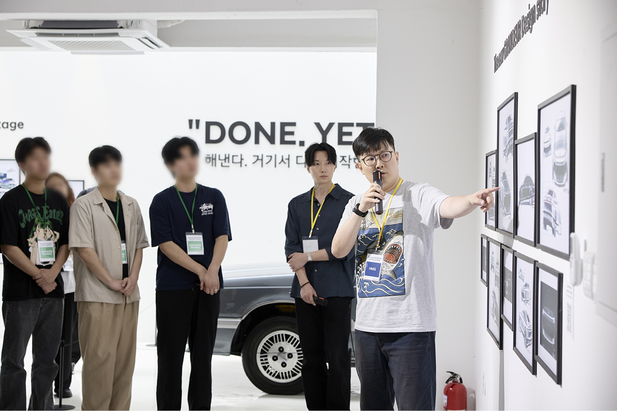 더 뉴 그랜저의 디자인 과정을 설명하는 연구원의 모습