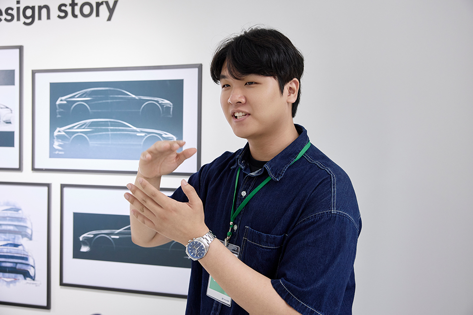 인터뷰를 진행하는 대학생의 모습