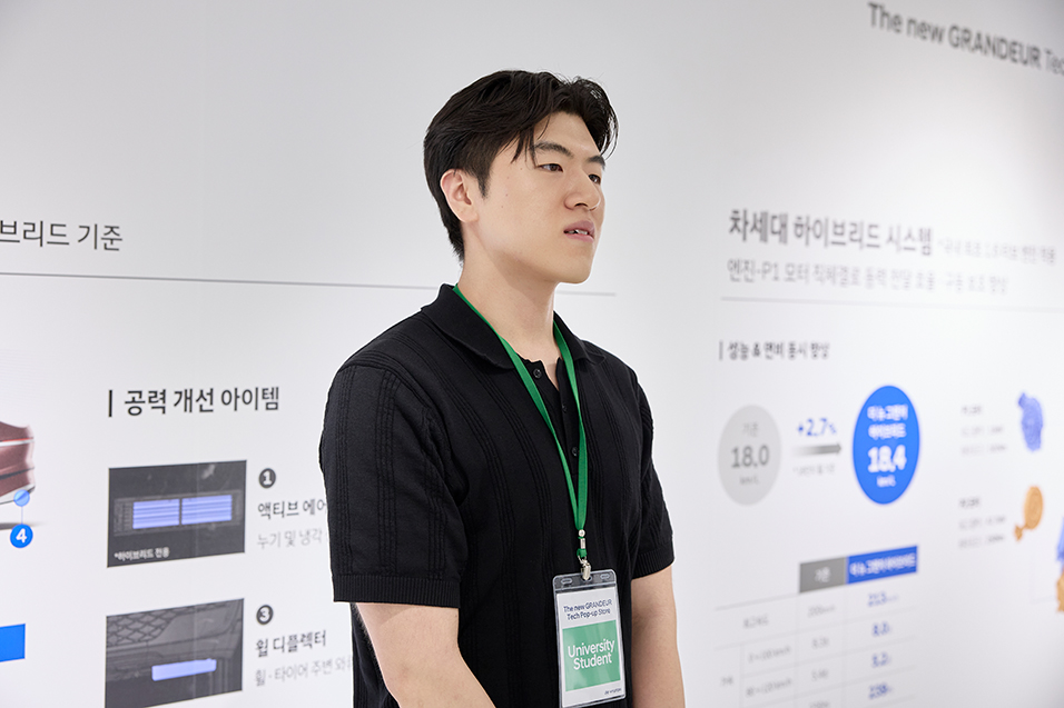 인터뷰를 진행하는 대학생의 모습