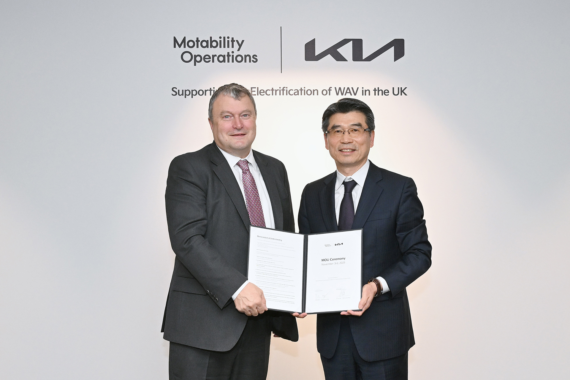 기아와 영국 Motability Operations 관계자들이 협약을 체결한 뒤 기념 촬영하는 모습